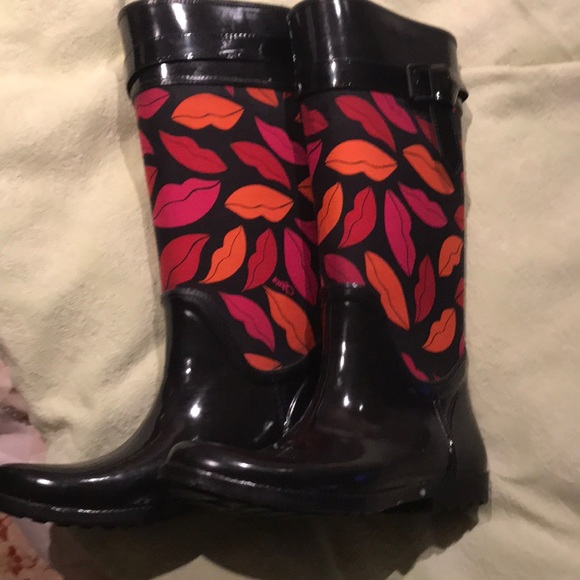 DVF rain boots Fabulous “floating lip pattern,” - Picture 4 of 7